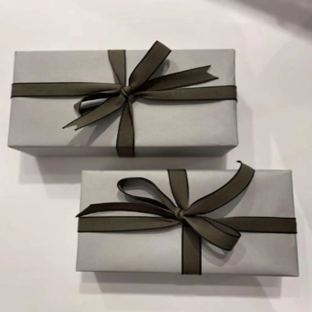 تغليف هدايا مع شريطه